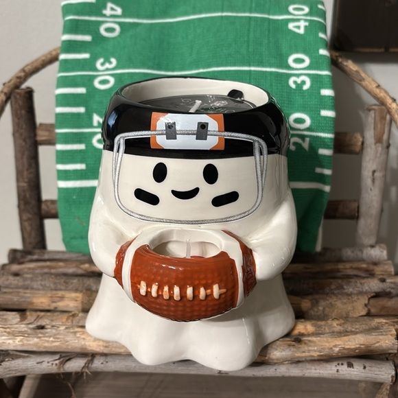 GIFT SHOP AT MADISON HOUSE FOOTBALL GHOST 11 OZ TEAKWOOD CANDLE - Picture 1 of 12